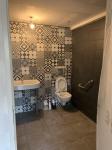 Création de toilettes noremes PMR dans le coin repos 