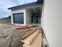 Vue du garage et de l abri menant a la maison